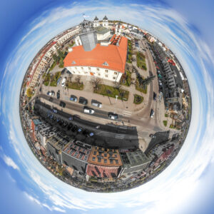 Mławski rynek oczami drona - artystyczne ujęcie przedstawiające rynek Mławy w niezwykłym świetle, stworzone przez BartiK.
