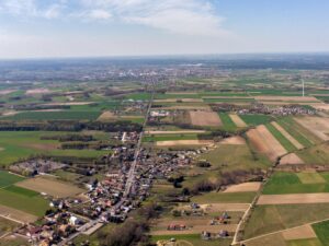 Miejscowość Szydłowo z widokiem na Mławę uchwycona z lotu drona - artystyczna fotografia wykonana przez BartiK.