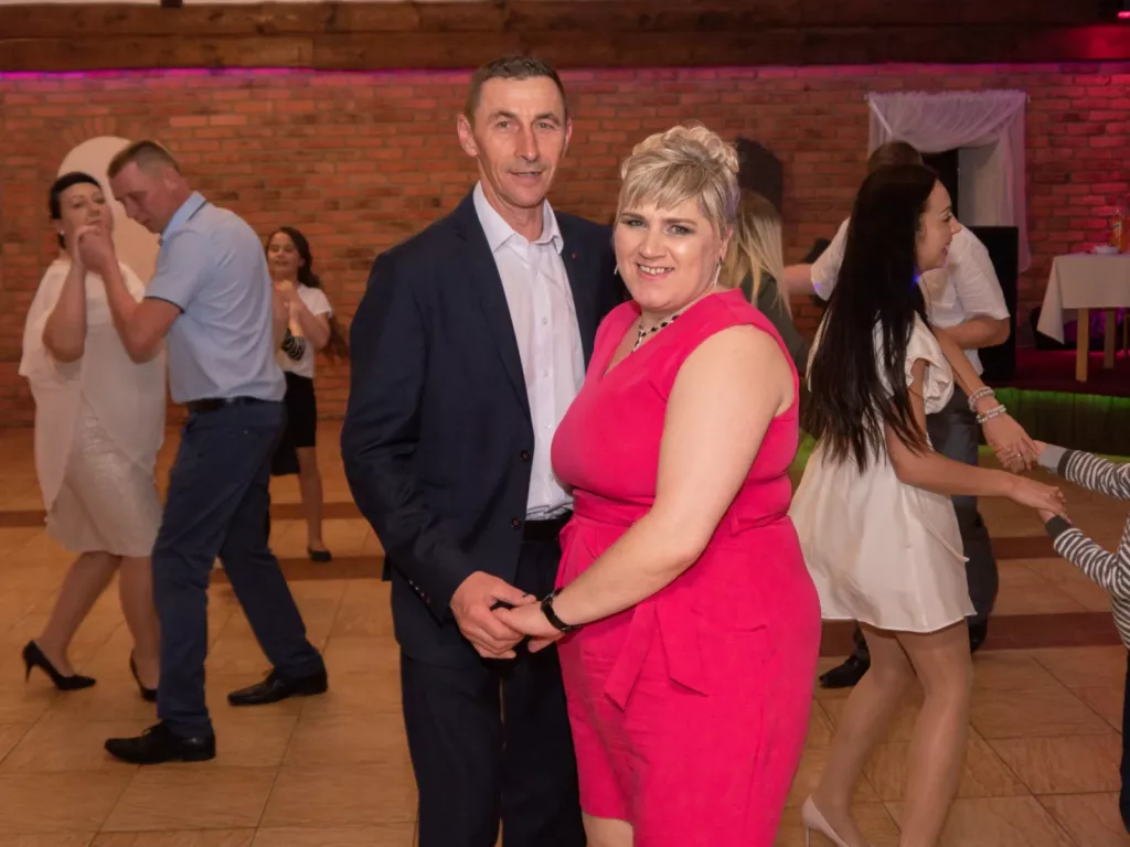 Asi i Paweł w ujęciu świętującej rocznicę ślubu pary - artystyczna fotografia wykonana przez BartiK.