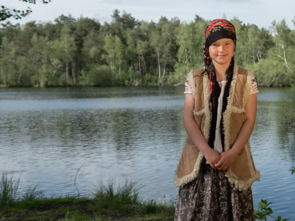 Mała dziewczynka w charakterystycznej przedwojennej stylizacji, malowniczo uchwycona przez BartiK nad podmławskim stawem w Krajewie.