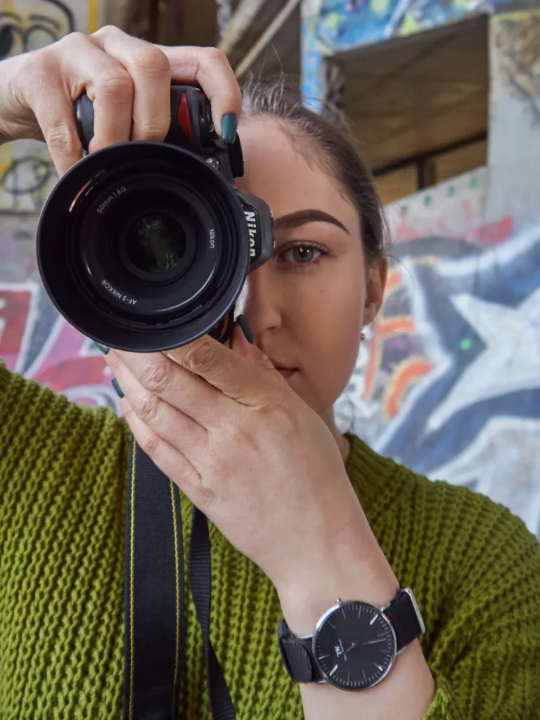 Młoda fotografka z aparatowym tajemniczym gestem - artystyczne ujęcie stworzone przez BartiK.