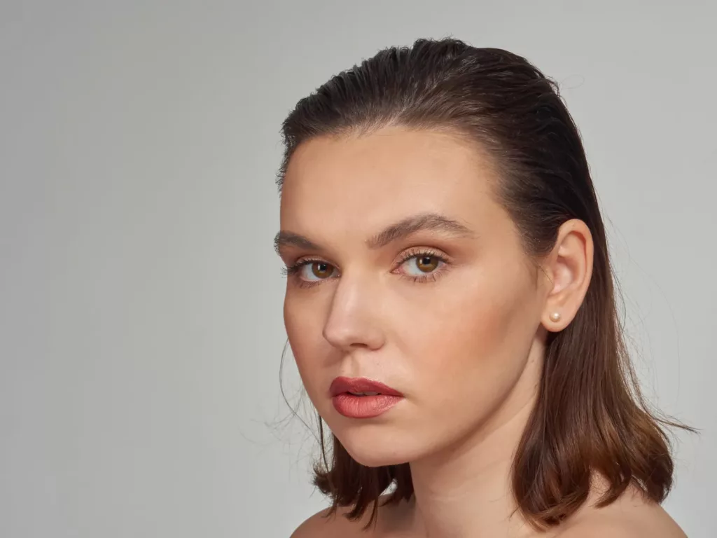 Młoda kobieta w stylu beauty uwieczniona w pięknej sesji fotograficznej przez BartiK.